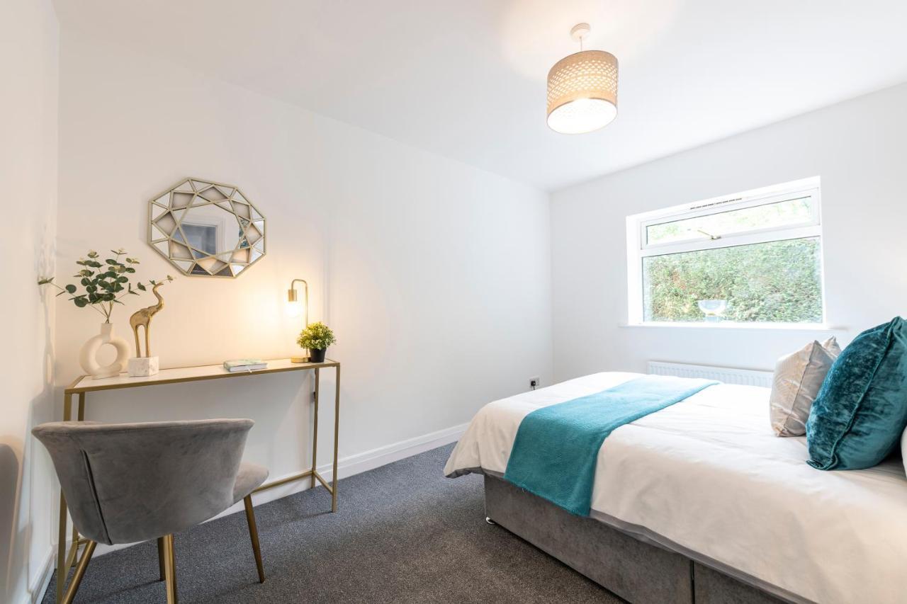 Large 2-Bedroom Bungalow Near Airedale Hospital, Keighley, Convenient Location With Parking Steeton Ngoại thất bức ảnh